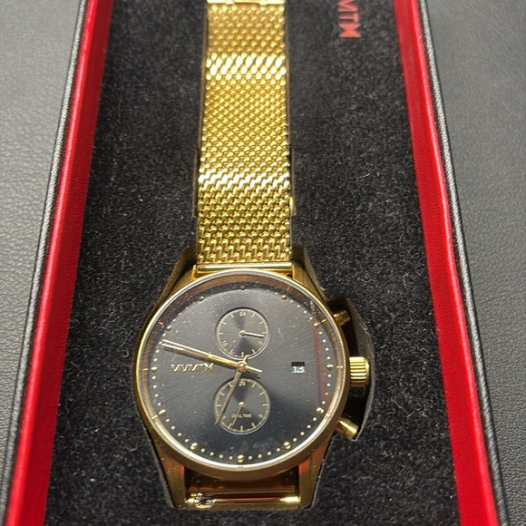 MVMT - Voyeger Eclipse Gold | 42MM
New - Picture 2 of 6
